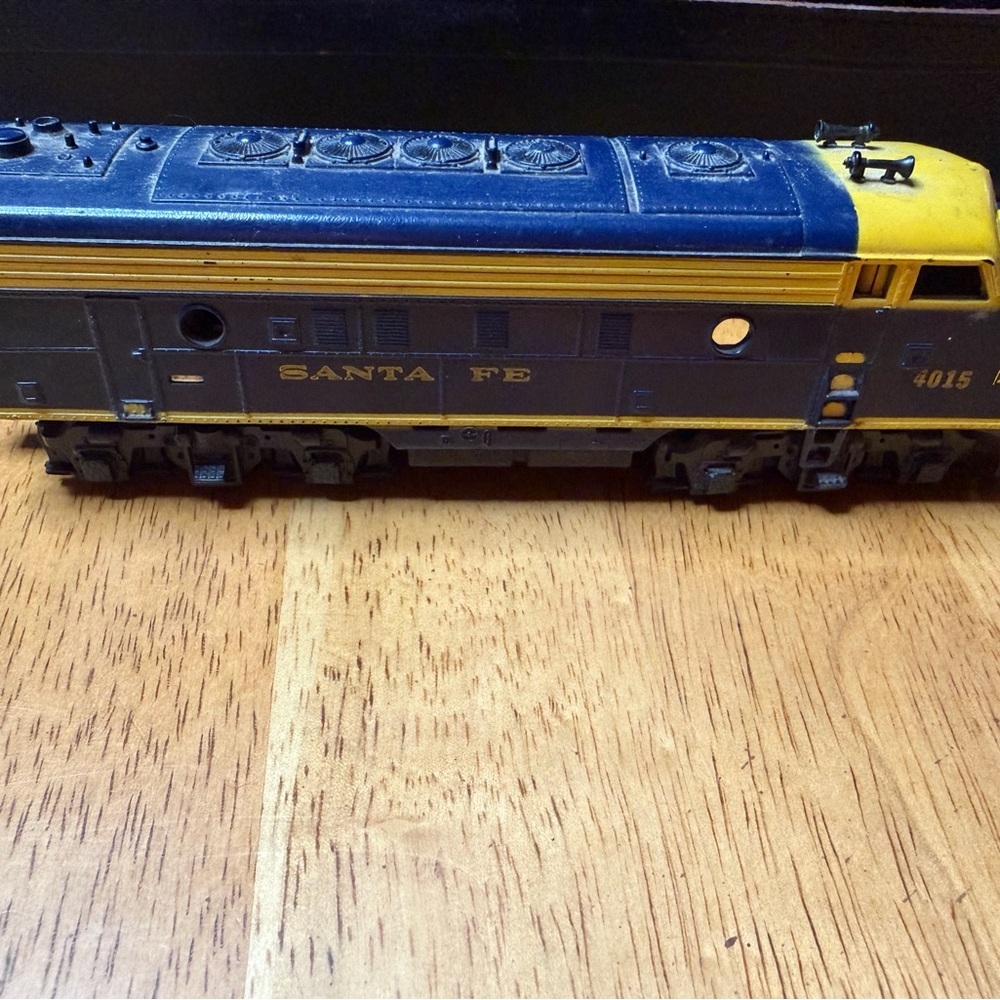 Diecast Santa Fe Locomotive Engine In Blue & Yellow
